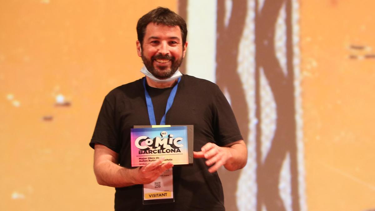 Paco Sordo, recibiendo el Premio a mejor obra de autoría española del pasado Cómic Barcelona.