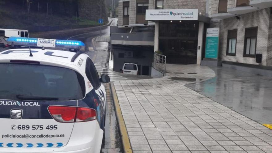 Un vehículo de la Policía Local junto al Centro Quirón Salud, el sanatorio de la Merded, donde se produjeron los hurtos de carteras