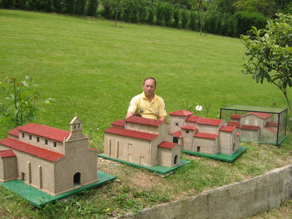 Los monumentos que Graciano Gallinar esconde en su jardín