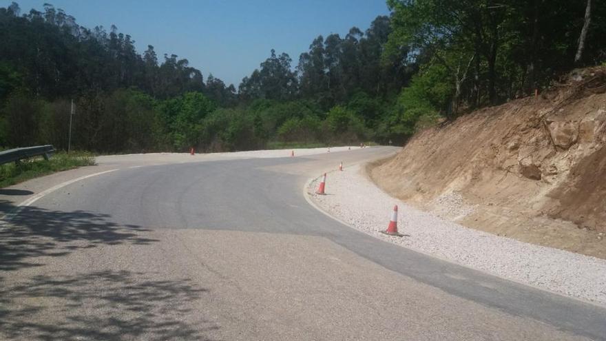 Estado de las obras de acceso a la iglesia de Nespereira en el cruce de la carretera Amoedo-Os Valos. / FdV