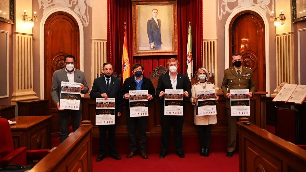 Asistentes a la presentación del concierto, ayer, en el salón de plenos del ayuntamiento.