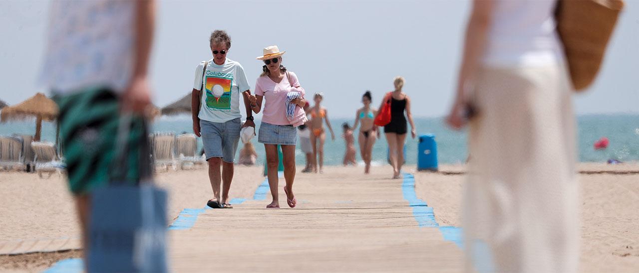 Varias personas en la playa de la Malvarrosa, en Valencia.