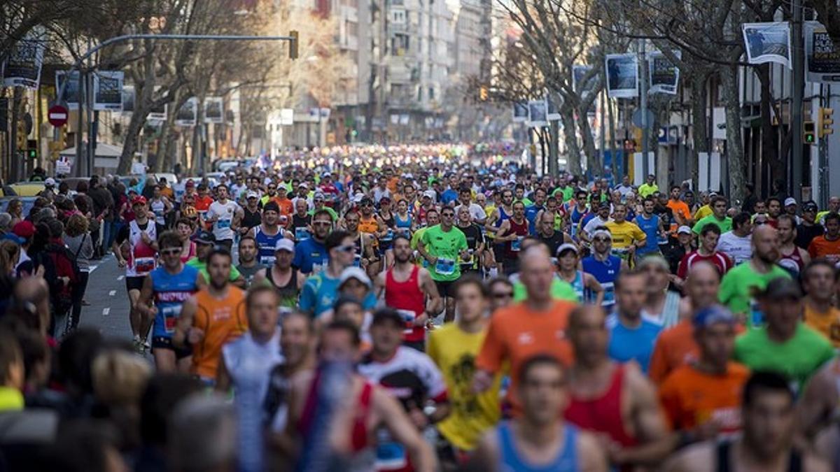 Miles de corredores en la edición del año pasado de la Zúrich Marató Barcelona.