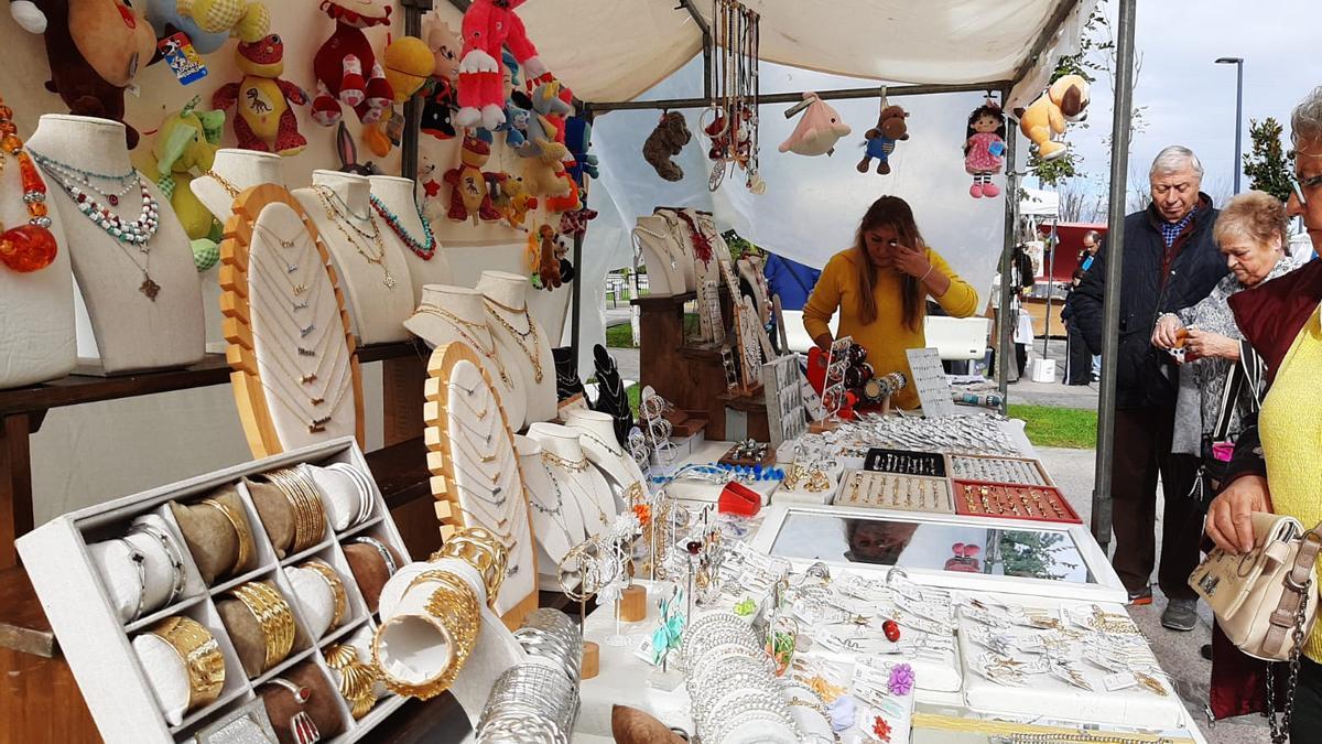 Uno de los puestos de la feria de El Berrón