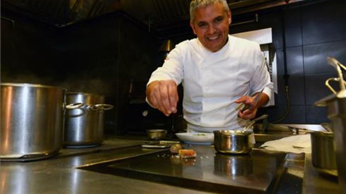 Nandu Jubany, ante una de las planchas de Petit Comitè. Foto: Mónica Tudela