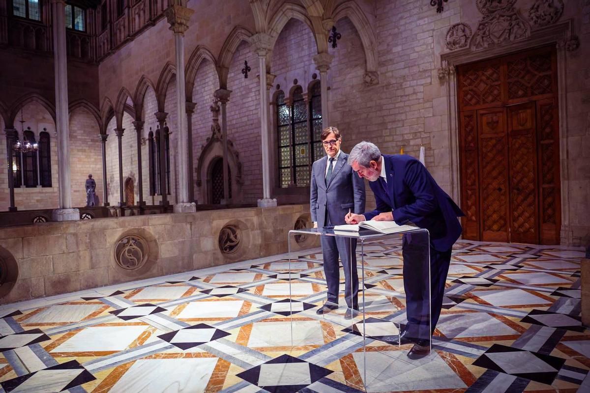 Illa y Clavijo, firmando la declaración