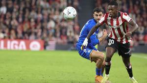 BILBAO, 25/10/2025.- El delantero del Athletic Nico Williams (d) y el defensa del Getafe Domingos Duarte, durante el partido de la décima jornada de La Liga EA Sports que Athletic Club y Getafe CF disputan este sábado en el estadio de San Mamés. EFE/Luis Tejido