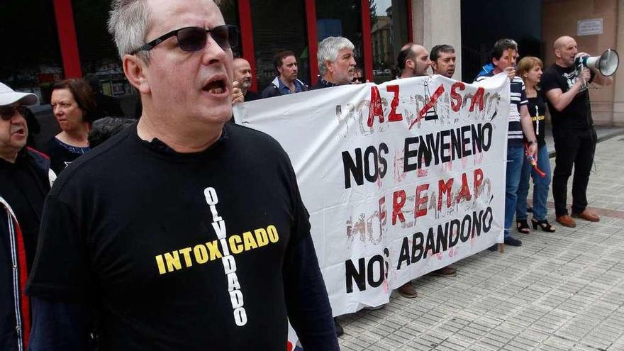 Los intoxicados por el mercurio, ayer, protestando ante la sede de la mutua, en Oviedo.
