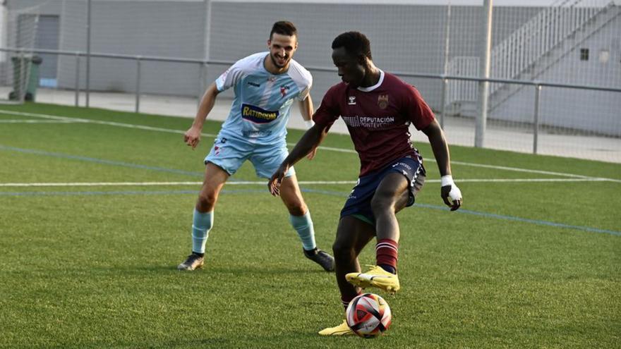 Libasse Guèye controla el balón ante un defensor del Arosa. |  // R.V.