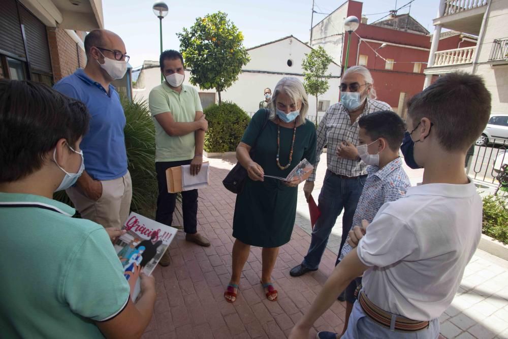 El colegio de Alfarrasí entrega al Departamento de Salud Xàtiva-Ontinyent la publicación Gràcies!