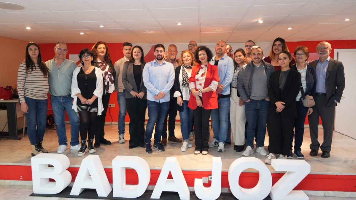 Silvia González, con el equipo que la respalda, hoy, en la sede local del PSOE de Badajoz.