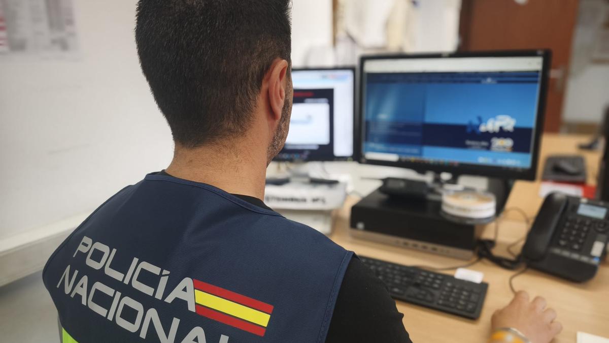 Un agente de la Policía Nacional.