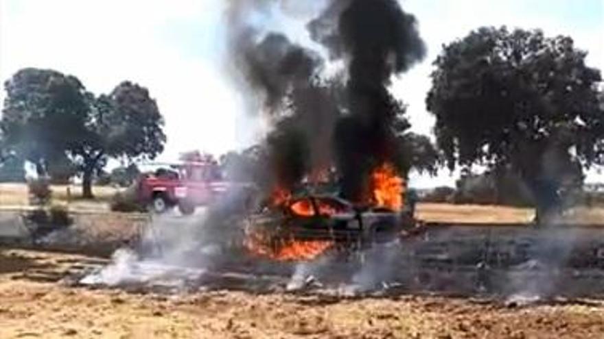 Arde un vehículo en la carretera entre Pedroche y Dos Torres