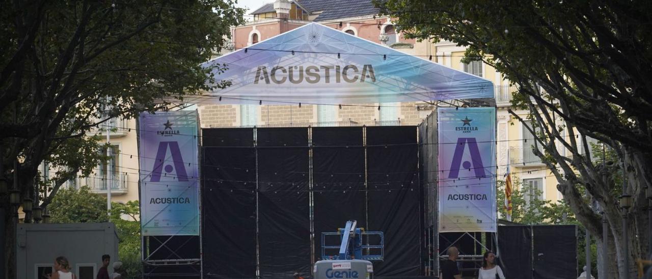 L’escenari principal de l’Acústica a la Rambla de Figueres ja està instal·lat. | MARC MARTÍ