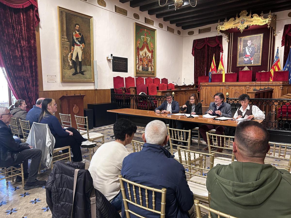 El sorteo de los puestos del mercado de palma blanca de Elche volvió a acaparar la atención de los vendedores