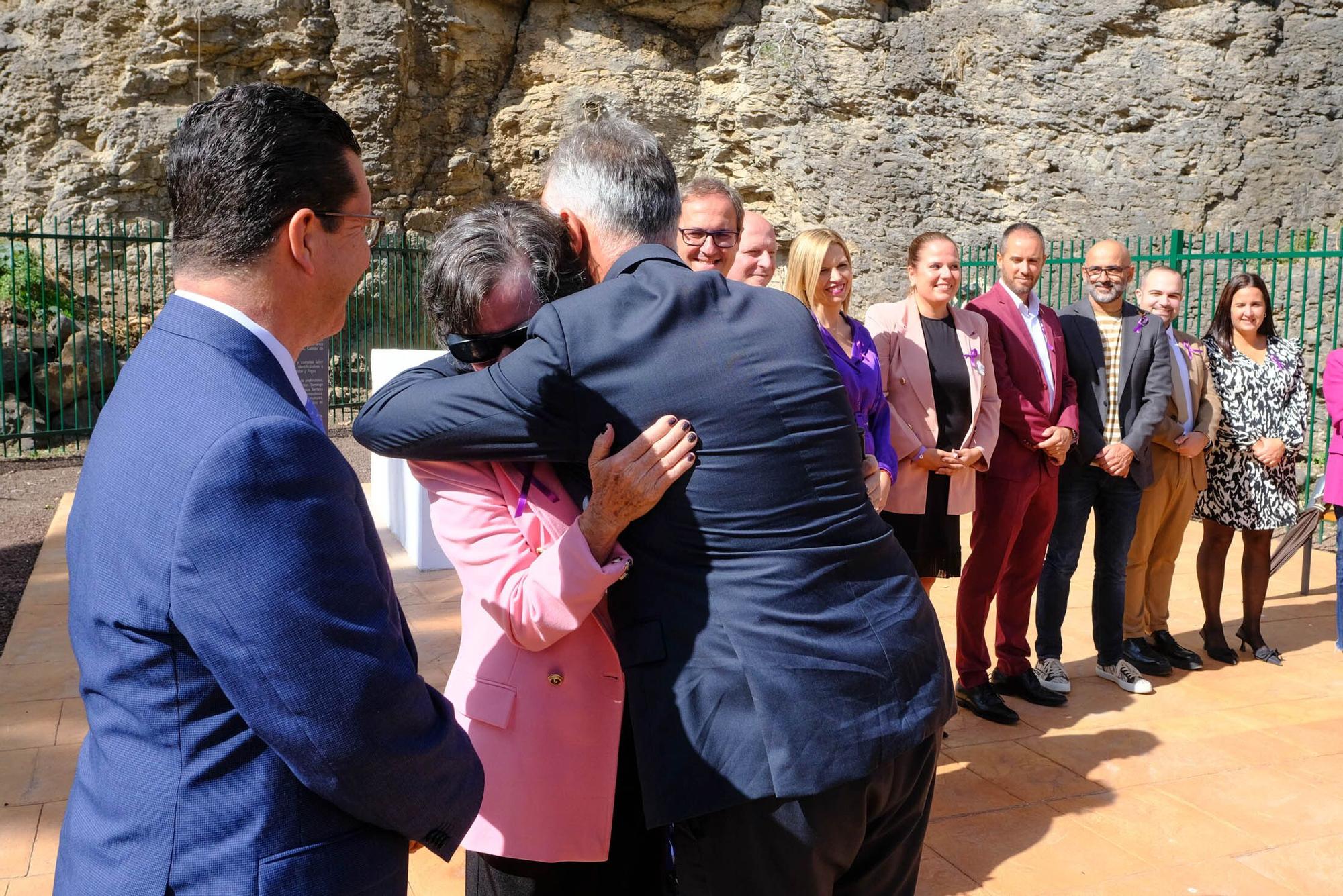 Visita de Ángel Víctor Torres al pozo del olvido en el Barranco de Tenoya