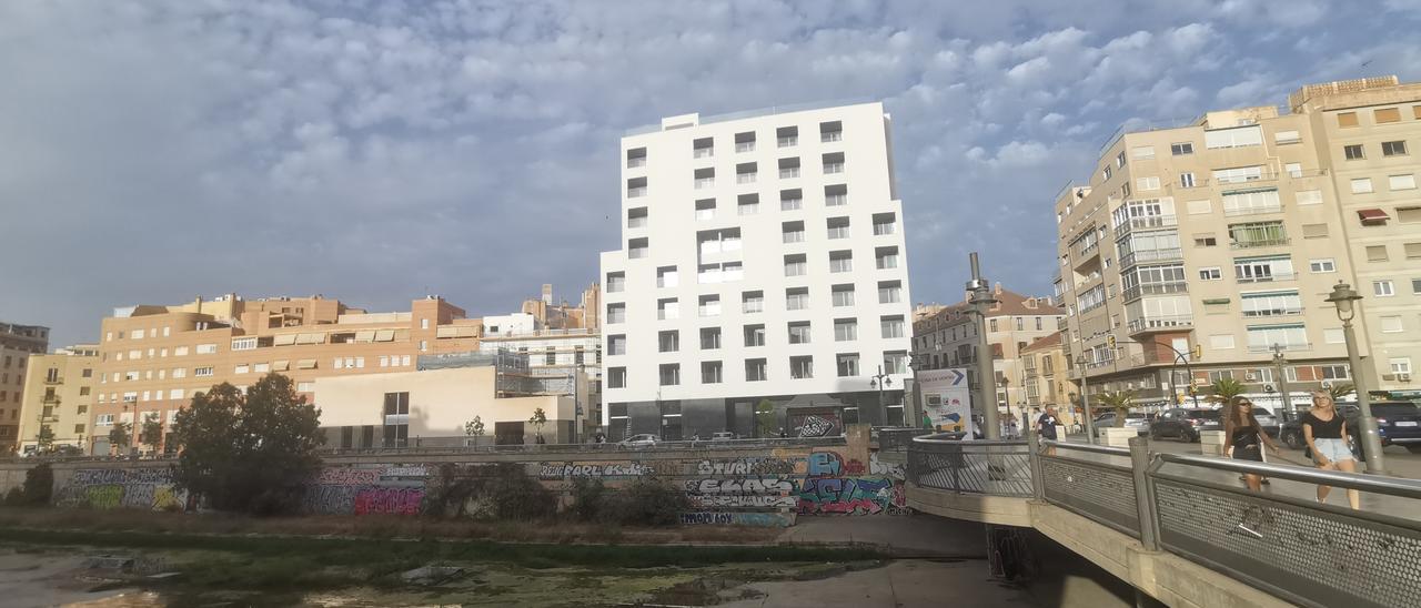 El hotel de Moneo y, a la izquierda, el edificio anexo por el que se ha abierto expediente a la promotora.