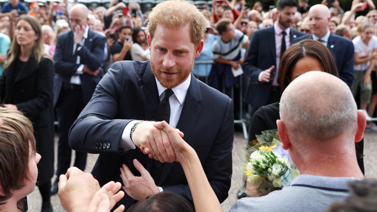 El Príncipe Harry de Gran Bretaña saluda a la gente fuera del Castillo de Windsor.