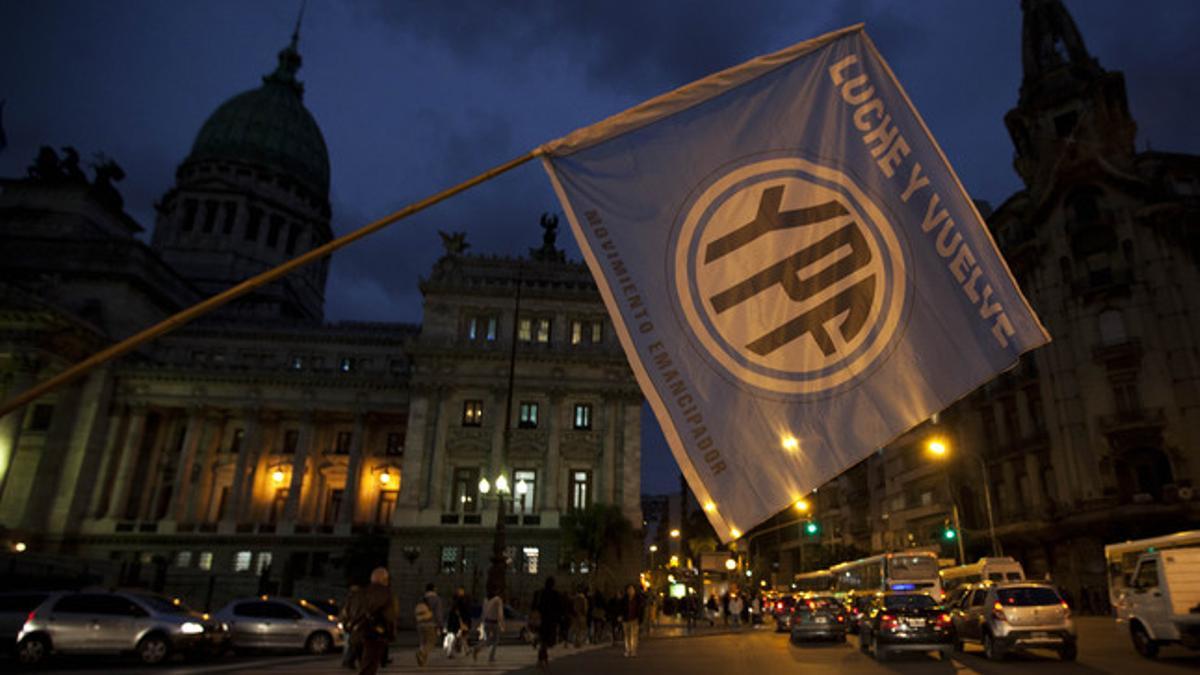 Una bandera con consignas favorables a la expropiación de YPF, ante el Congreso Nacional, el miércoles en Buenos Aires.