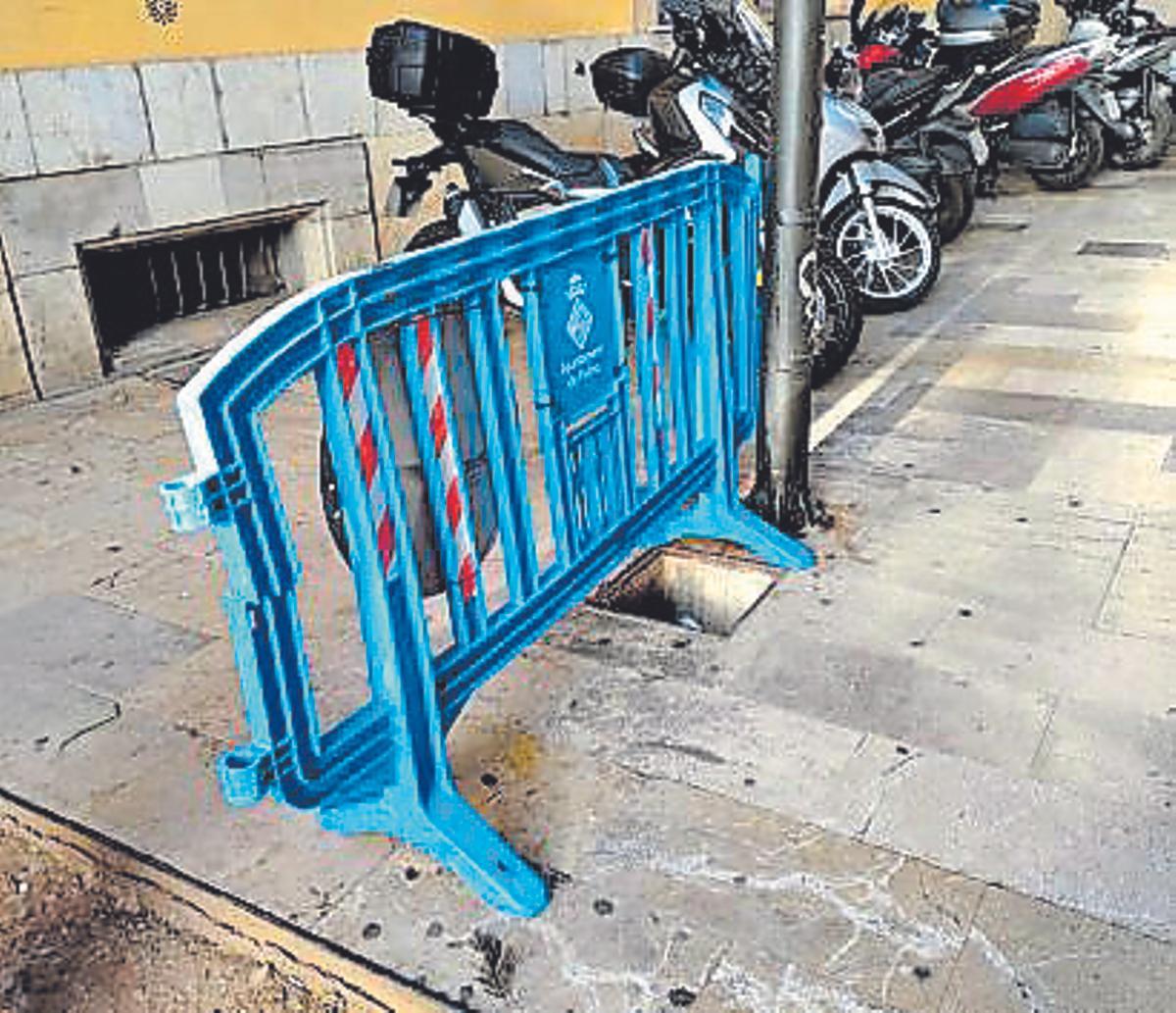 Tapa metálica en el suelo del Passatge d’Eduard Bonnin