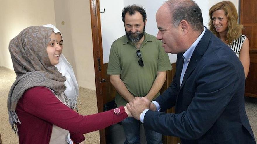 El alcalde Manuel Barón recibe a los refugiados sirios.