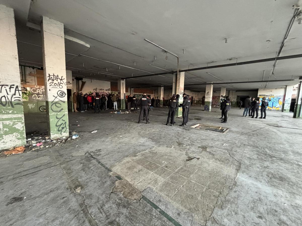 Agents dels Mossos d’Esquadra durant el dispositiu policial en unes naus abandonades de Girona