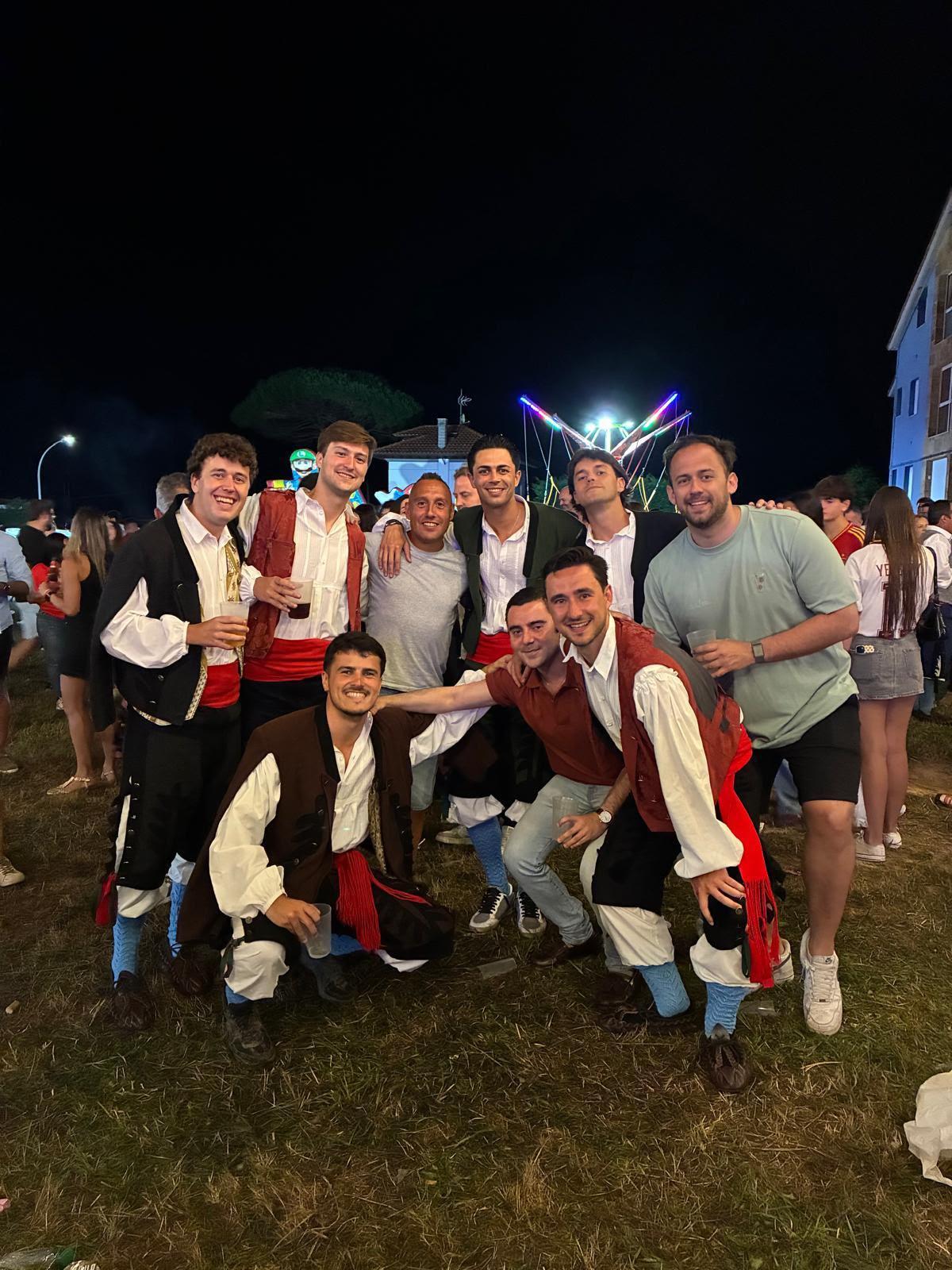 Santi Cazorla, con varios amigos, en el práu de la fiesta del Carmen de Celoriu, tras la finalísima.