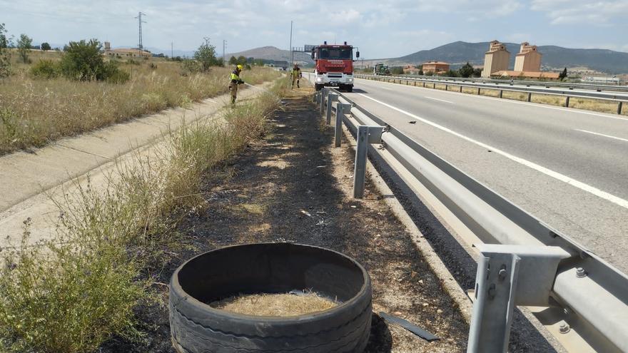 Arde un neumático de un vehículo pesado en la A-23, en Calamocha, y calcina 200 metros cuadrados de vegetación