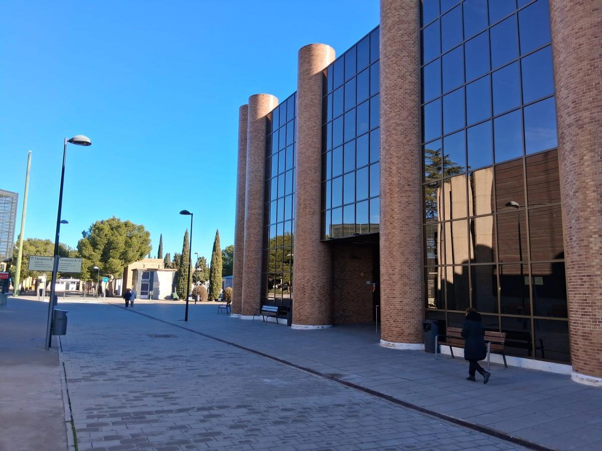 Entrada al edificio principal del cementerio de Torrero
