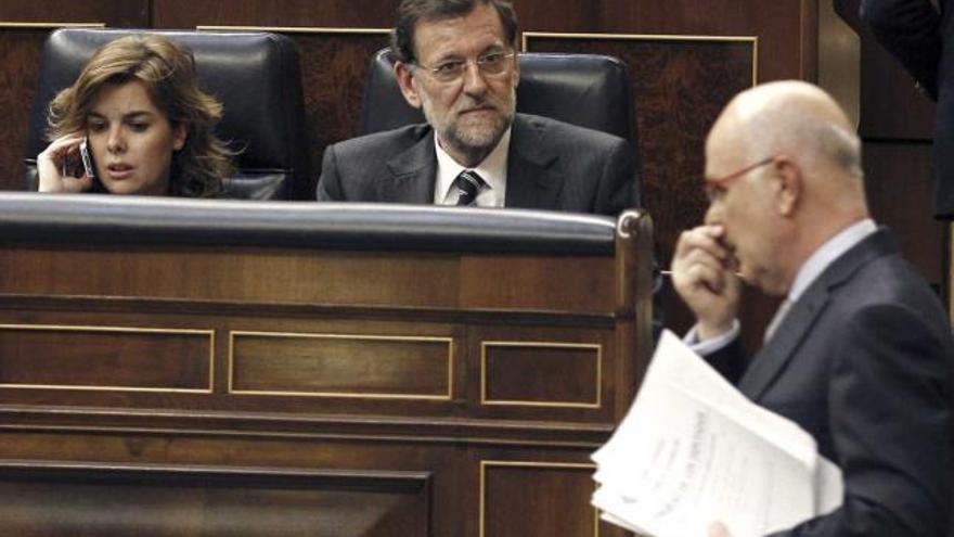 Duran i Lleida pasa por delante de Mariano Rajoy y de Soraya Sáenz de Santamaría tras su intervención.