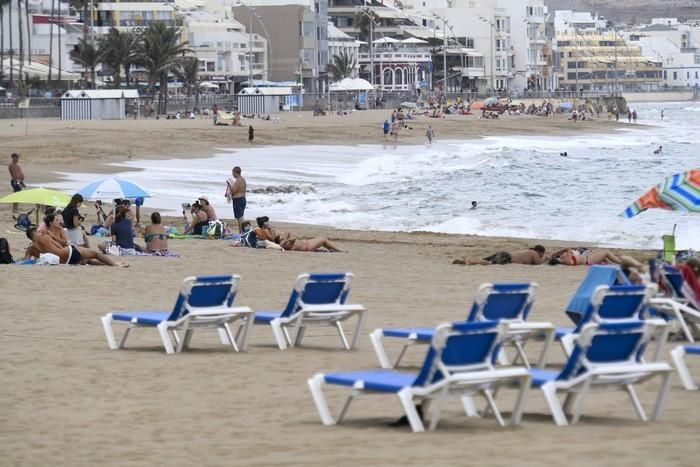 Día festivo en la Playa de Las Canteras