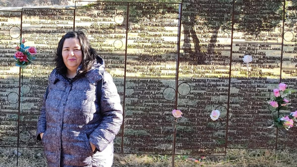 Silvia González, en el monumento en homenaje a las víctimas en las tapias del Cementerio de Granada.