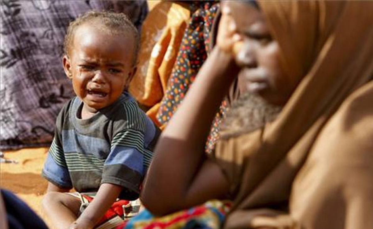 Un nen somali plora mentre la seva família refugiada espera ser atesa en una camp de Kenya.