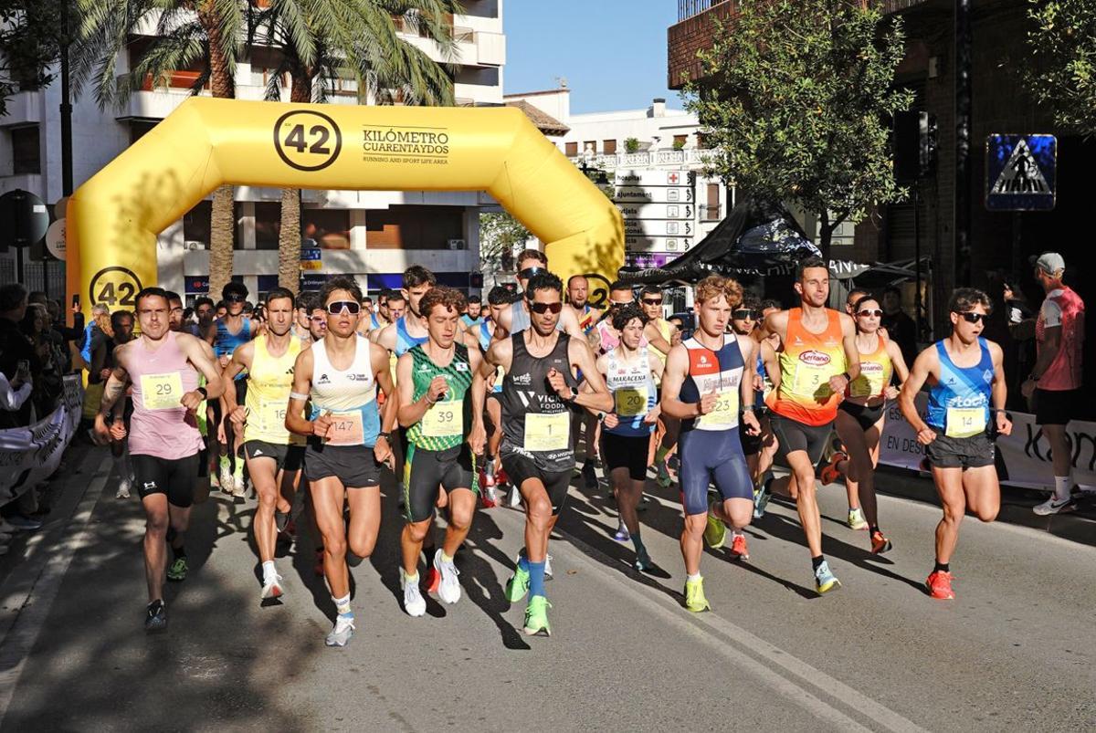 Participantes en la salida de la 5K de Ontinyent.