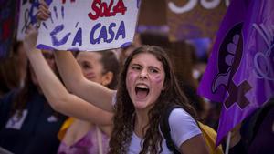 Estudiantes se manifiestan en Barcelona por el 8M