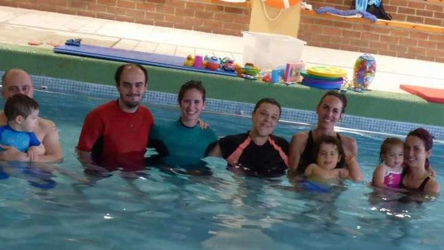 Alberto y Martín Felgueroso, los monitores Ismael Álvarez, Mirta Ordiales, Mamen Rodríguez, Mirian y Gabriel Turanza y Beatriz Cuervo y Andrea Canal, ayer en la piscina del CAI Arboleya.