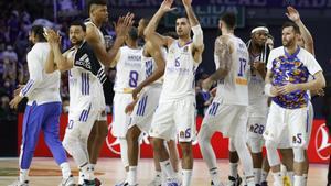 Los jugadores del Real Madrid celebran la victoria tras el segundo encuentro de cuartos de final de la EuroLiga entre Real Madrid y Maccabi de Tel Aviv, en el Wizink Center, en Madrid