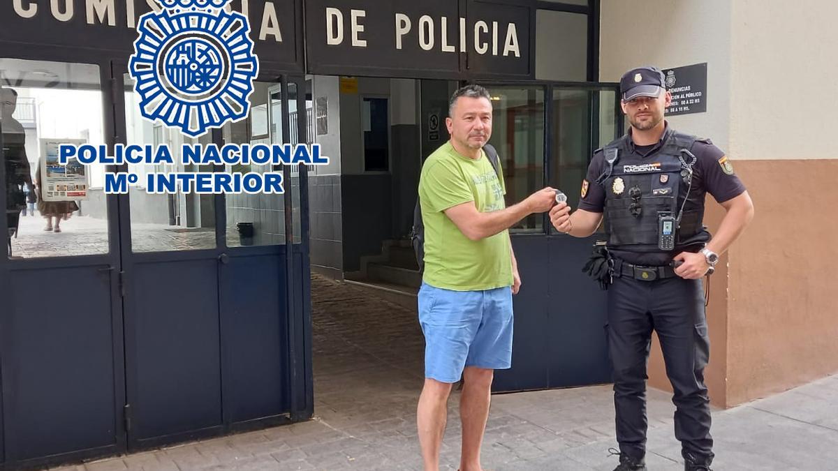 La Policía entrega el reloj a la víctima del robo en Alicante.