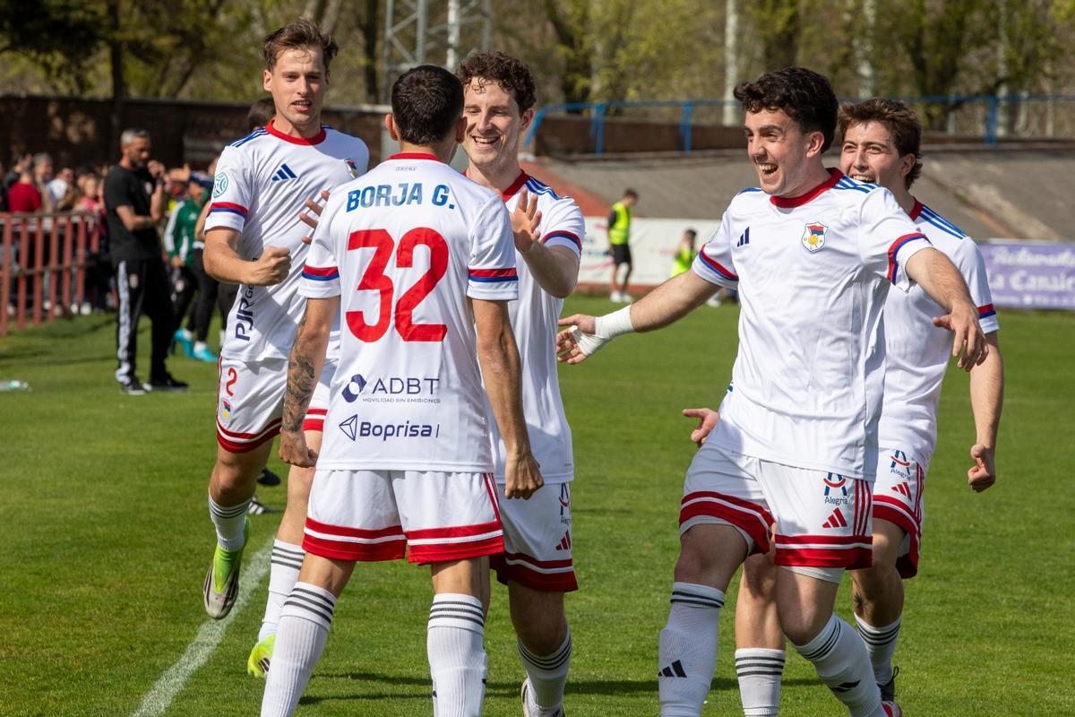 Los futbolistas del Langreo celebran uno de los tantos en Ávila.
