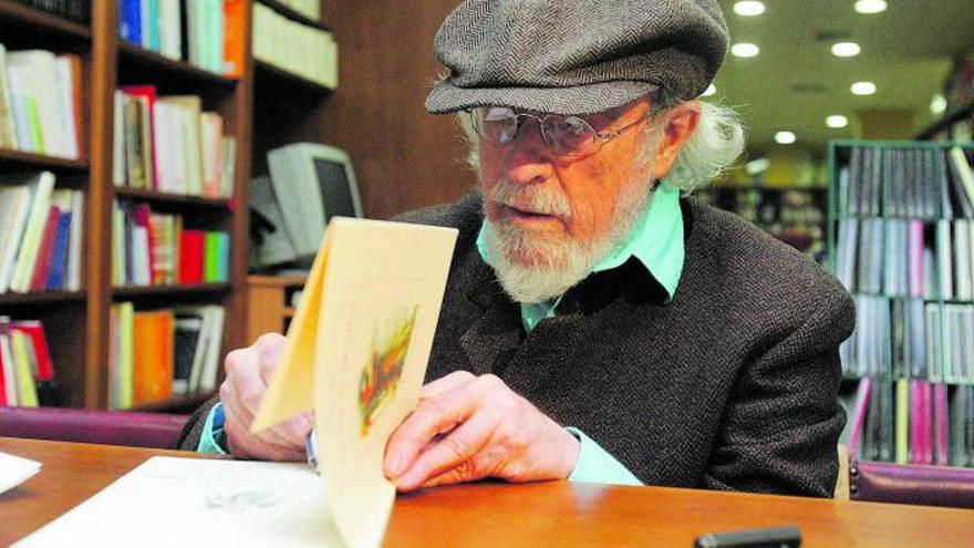 Ginés Liébana firma su libro 'La equis mística', que se publicó en 2005. | JUAN CARLOS MOLINA