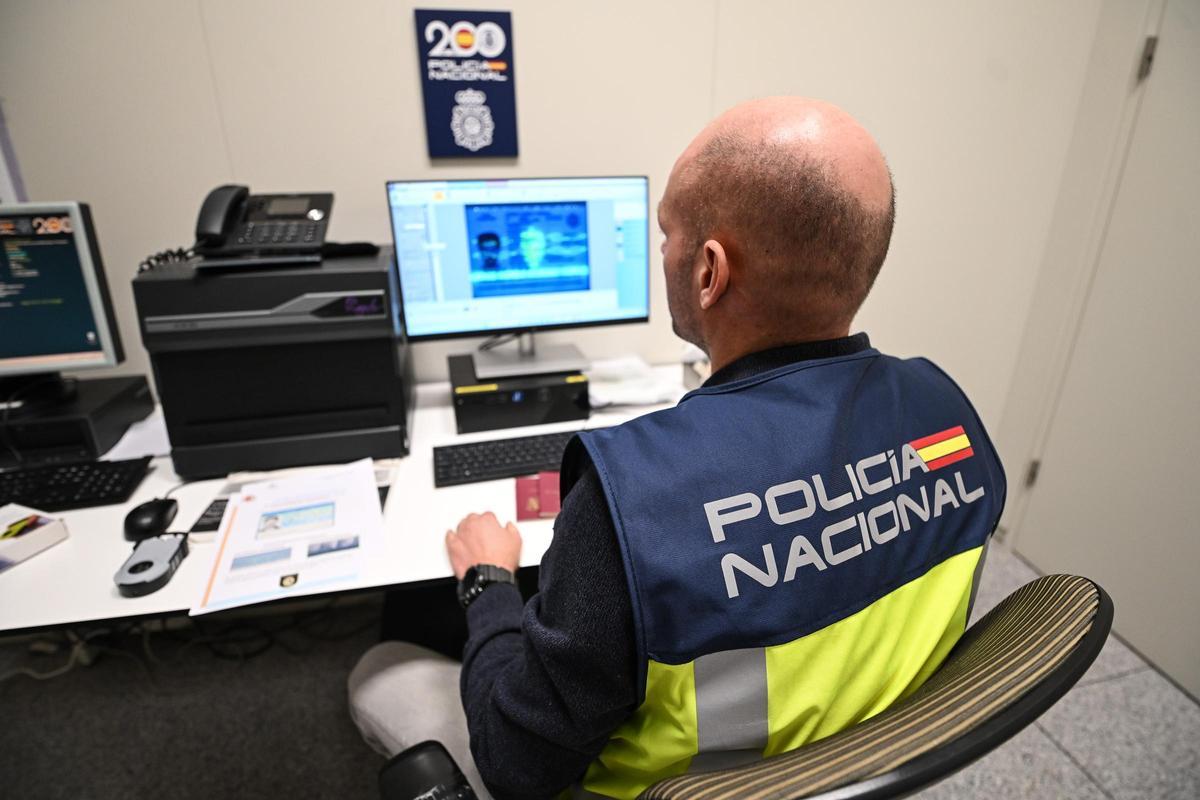 La inspección que se realiza en segunda línea, donde se determina si efectivamente la documentación es falsa, y se hacen los informes.