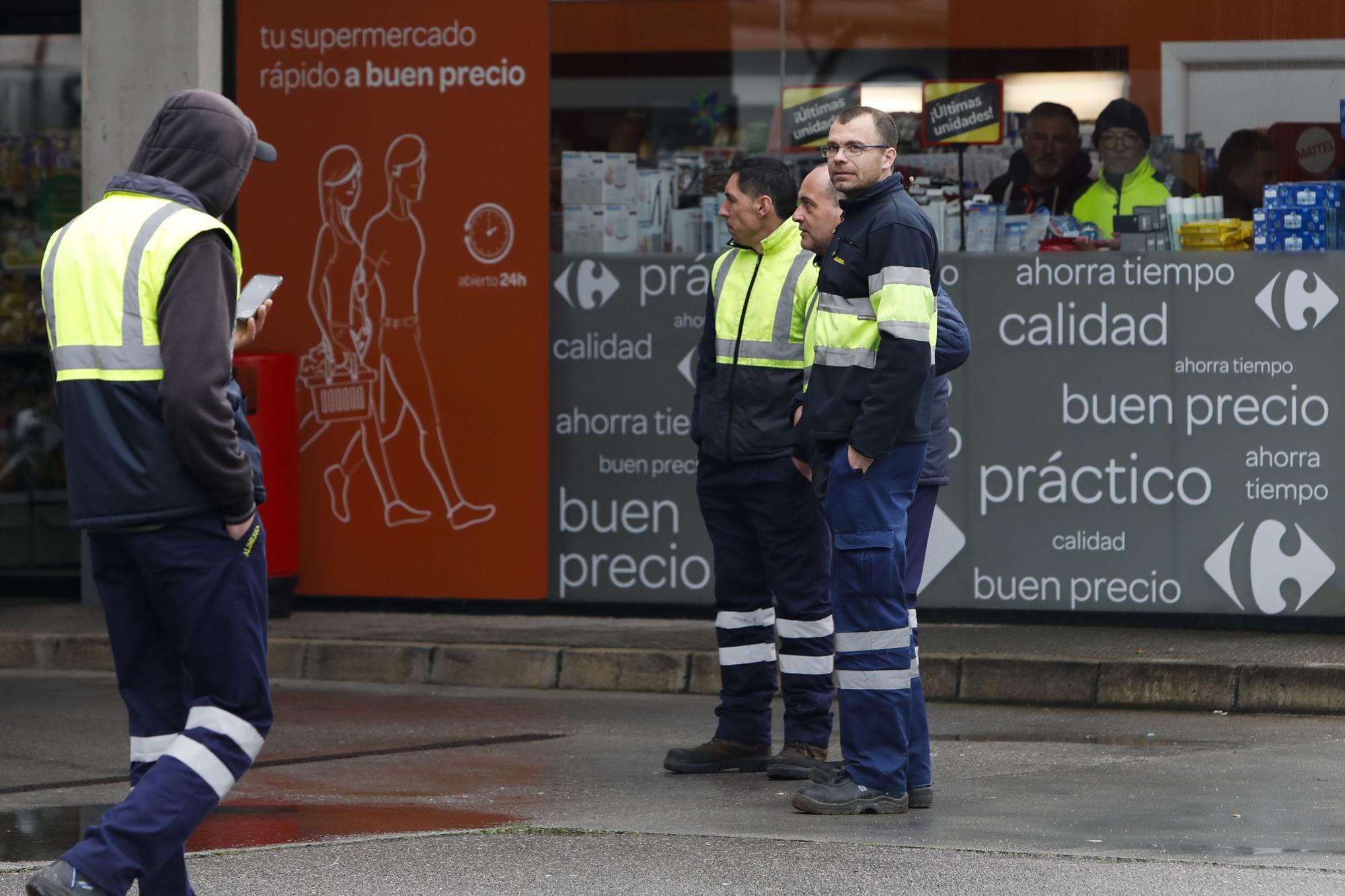 Los camioneros, parados durante horas por los cierres en Pajares y el Huerna. Los camioneros, parados durante horas por los cierres en Pajares y el Huerna.