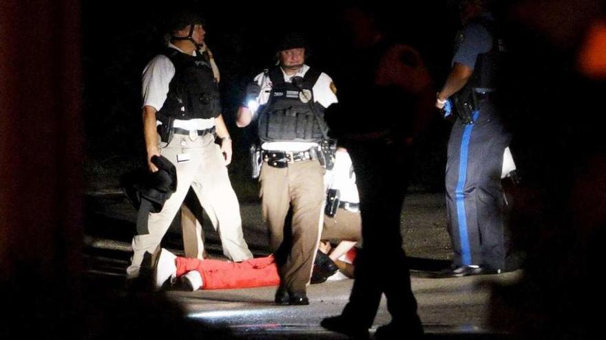 Un herido por arma de bala en Ferguson (Misuri) en el primer aniversario de la muerte de Brown.