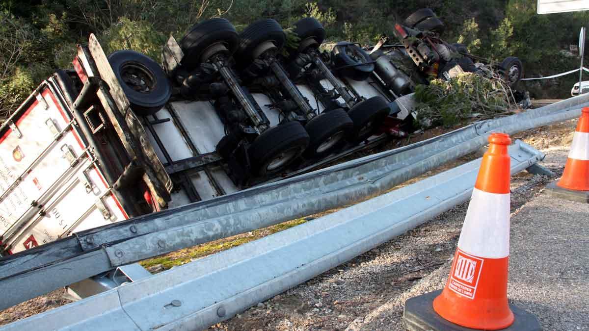 Accidente de camión en la carretera C-12 a la altura de Benifallet, Tarragona.