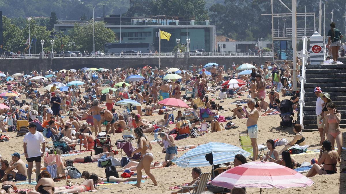 La Playa de San Lorenzo, llena, este domingo.
