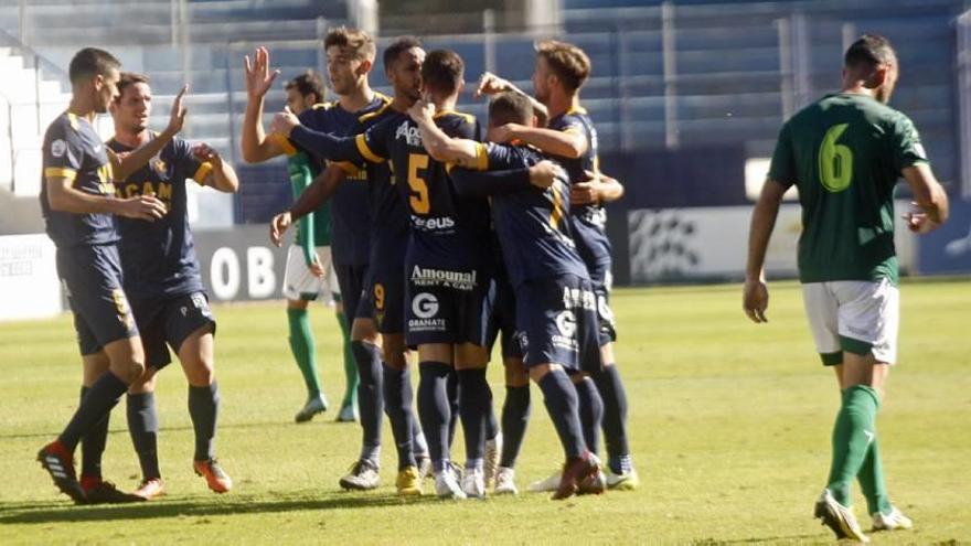 Los jugadores del UCAM, celebrando el primer gol ante el Villanovense.