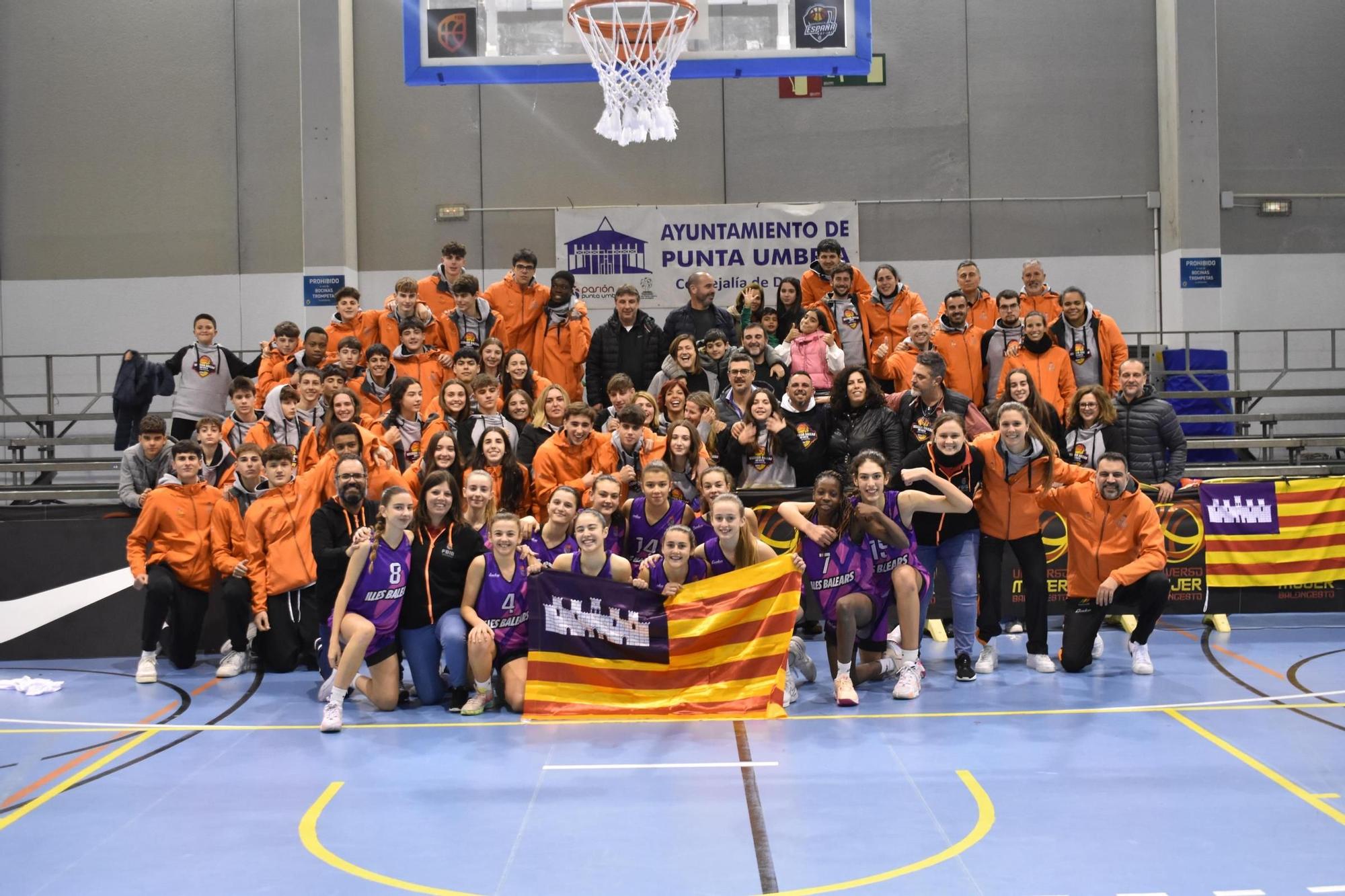 Foto de familia de las cuatro selecciones al término del Campeonato