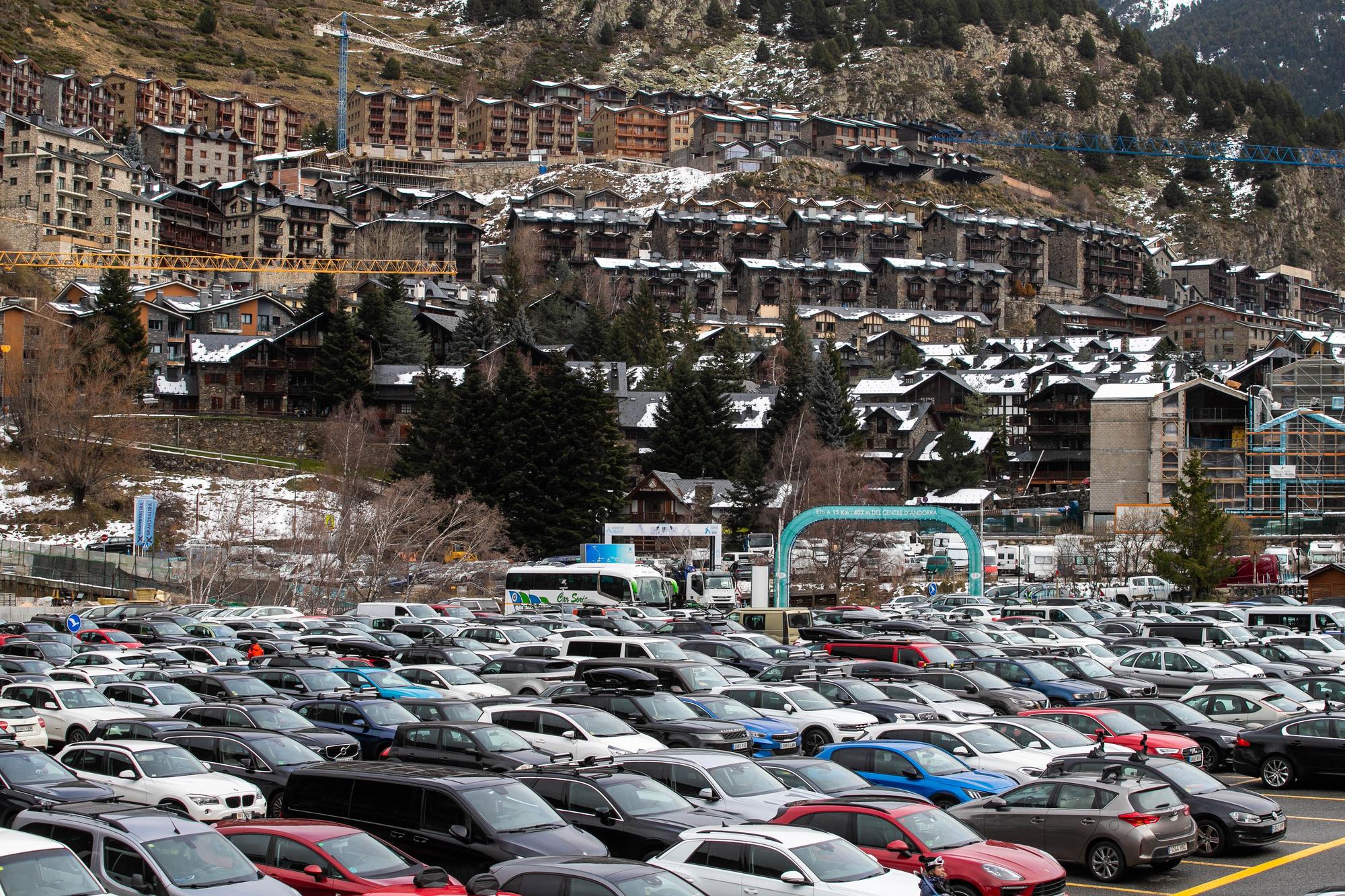 Parking lleno en la estación de esquí de Grandvalira, a 8 de diciembre de 2022, en Andorra.