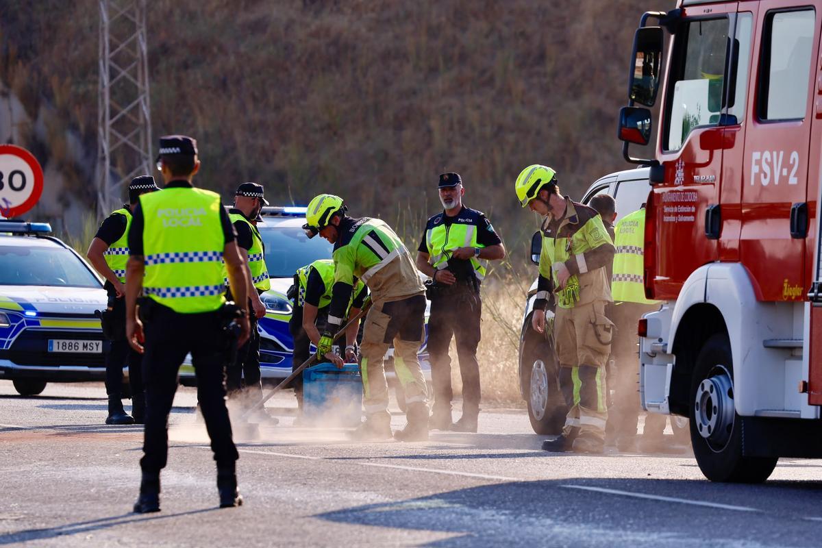Bomberos y Policía Local limpian la zona.