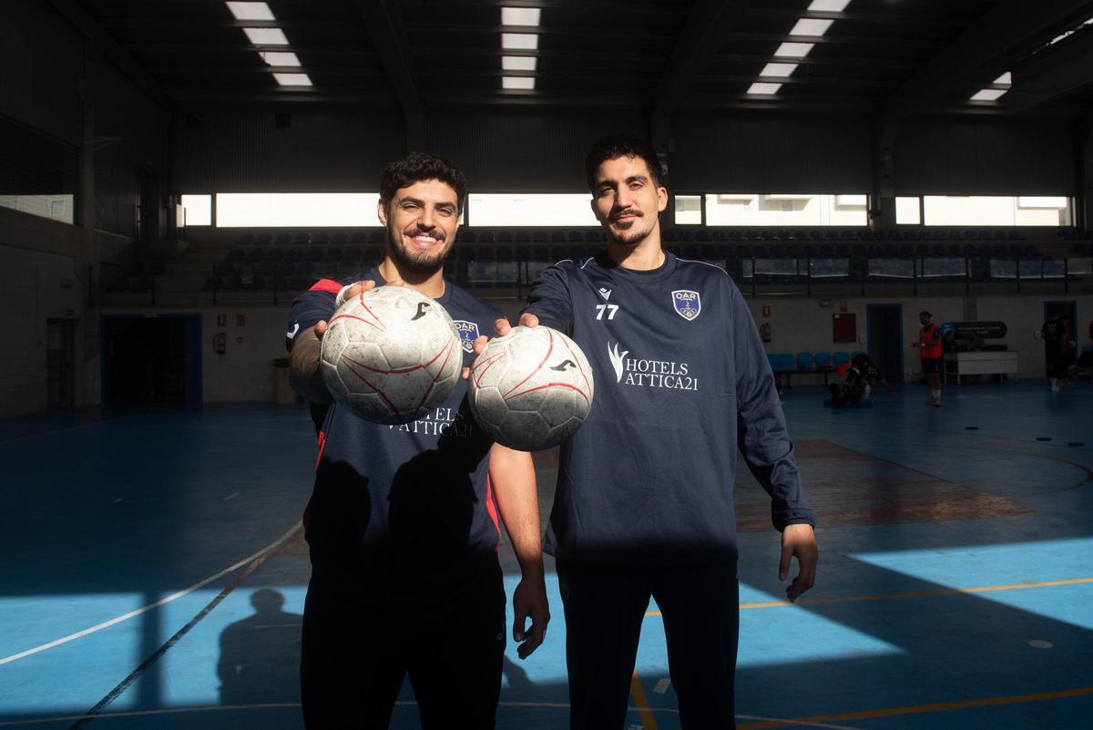 Conde, de manga larga, posa junto Álex Malid antes de un entrenamiento del OAR.